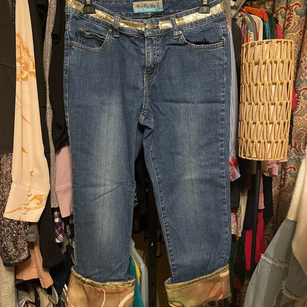 Stylish Blue Cropped Jeans with Gold Details
